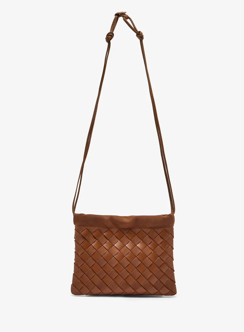 ايلا حقيبة كتف بحزام بتفاصيل منسوجة